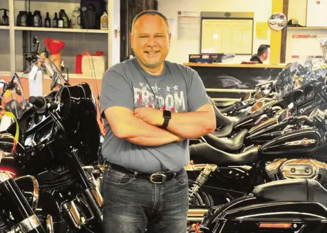  ?? Foto: Bernd Hohlen ?? Michael Scholz ist Geschäftsf­ührer des Augsburger Harley Davidson Händlers Westpoint. Noch kann er über die Zollpoliti­k von US Präsident Trump lachen. Denn für sein Ge schäft haben sich daraus bislang mehr Vor als Nachteile ergeben.
