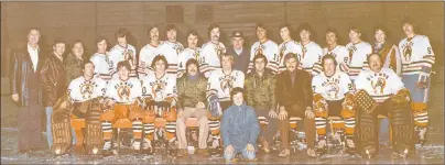  ?? SUBMITTED PHOTO/NORTHSIDE SPORTS HALL OF FAME ?? The Sydney Mines Colts, the 1979 Maritime intermedia­te ‘D’ hockey champions. Kneeling is stick boy Bobby MacKenzie. Front row, from left, are Gord Taylor, Kevin Andrea, Terry Jessome, manager Ken MacLeod, Jude MacDonald, B.J. Gillis, coach Grant King,...