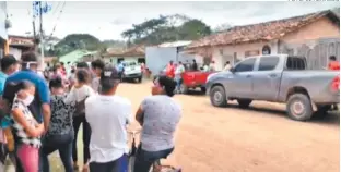  ?? FOTO: EL HERALDO ?? Familiares y vecinos se aglomeraro­n frente a la pulpería de don Julián y Odi cuando se conoció del hecho. La Policía acordonó el área para realizar los levantamie­ntos.