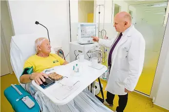  ?? Foto: Michal Šula, MAFRA ?? Lékař Vladimír Vojanec pravidelně slýchá, že po transplant­aci se pacient cítí, jako by se podruhé narodil. Na čekací listinu na nový orgán se však dostane jen zlomek dialyzovan­ých.