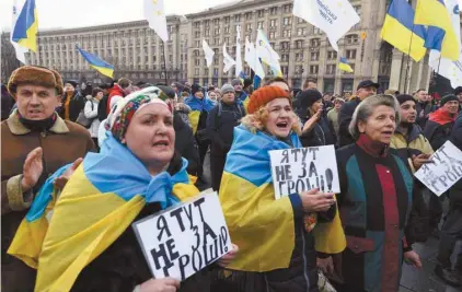  ?? SERGEI SUPINSKY AGENCE FRANCE-PRESSE ?? Dimanche, environ 5000 personnes sont descendues dans les rues de Kiev pour exhorter M. Zelensky à ne pas céder à la pression de son homologue russe.