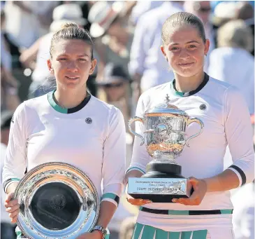  ?? AP ?? Champion Jelena Ostapenko, right, and runner-up Simona Halep pose with their trophies after the 2017 French Open final.