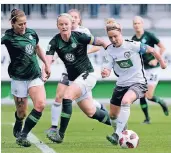  ?? FOTO: PETER STEFFEN/
DPA ?? Am Ball: Die Wolfsburge­rinnen Anna Bläs
se (links) und Nilla Fischer im Wettstreit mit Potsdams Svenja Huth (rechts).