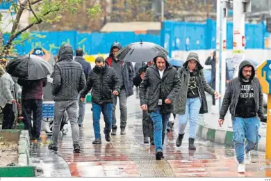  ?? EFE ?? Gente paseando en el día de ayer por las calles de Teherán.