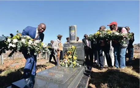  ?? Picture: BONGANI SHILUBANE ?? HOMAGE: Deputy Minister in the Presidency Buti Manamela laying a wreath at Solomon Kalushi Mahlangu’s grave in Mamelodi yesterday.