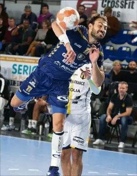  ?? (Photos P. Arnassan) ?? Maître à jouer du SRVHB, Sarmiento distribue le jeu, mais sait aussi marquer. Il termine d’ailleurs deuxième meilleur buteur de la rencontre.