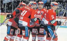  ?? FOTO: DIREVI ?? Die Wild Wings bejubeln ihren 4:2-Erfolg in der SAP-Arena. Es war der erste Schwenning­er Sieg in Mannheim seit 16 Jahren.