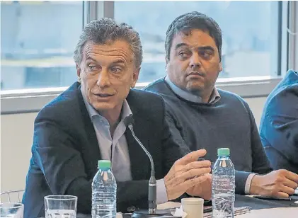  ??  ?? Datos. El presidente Macri junto al ministro Triaca, cuyo ministerio informó los índices de empleo.