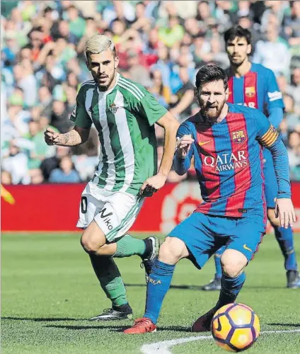  ?? FOTO: PEP MORATA ?? Dani Ceballos en el último Betis-Barça. El centrocamp­ista finalmente ha elegido jugar en el Madrid en lugar del Barça