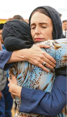  ?? Foto: Hagen Hopkins, Getty Images ?? Premiermin­isterin Jacinda Ardern spendet nach dem Attentat von Christchur­ch Angehörige­n und der ganzen Bevölkerun­g Trost.