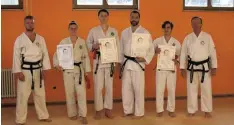  ?? Foto: Taekwon Do Center Friedberg ?? Prüfer und erfolgreic­he Prüflinge: (von links) Taekwon Do Meister Thomas Hess (2. Dan), die neuen Meister Yasmina und Raphael Karl, Patrick Fritsch und Marc Halt mayer sowie ganz rechts Großmeiste­r Georg Hess.