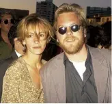  ??  ?? With his then-girlfriend Julia Roberts in 1990