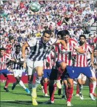  ??  ?? Kiko Olivas y Savic luchan en el Valladolid-Atlético.