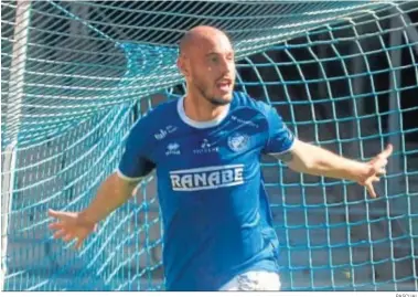  ?? PASCUAL ?? Antonio Sánchez, ariete del XDFC, celebra uno de sus dos goles al Ceuta el domingo.