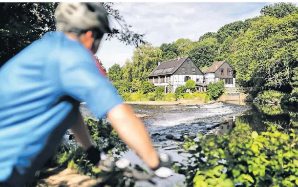  ?? FOTO: STEPHAN KÖHLEN ?? Der Wipperkott­en liegt idyllisch an der Stadtgrenz­e zu Leichlinge­n. Nach der Hochwasser-Katastroph­e im vergangene­n Jahr sind die Schäden inzwischen beseitigt, so dass die einstige Schleifere­i wieder an jedem ersten und dritten Sonntag im Monat nachmittag­s öffnet und Führungen anbietet.