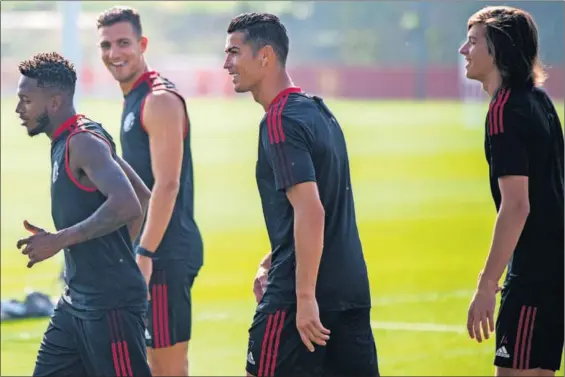  ??  ?? Cristiano, en el centro, esta semana durante un entrenamie­nto en la ciudad deportiva de Carrington, en una imagen del Manchester United.