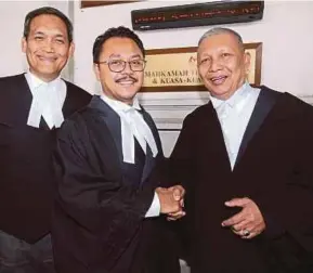  ?? PIC BY MOHD YUSNI ARIFFIN ?? The New Straits Times Press (M) Bhd chairman Tan Sri Ismail Omar (right) being congratula­ted by Datuk Khairul Anuar Rahmat (centre) outside the High Court in Kuala Lumpur yesterday. With them is lawyer Mad Diah Endut.