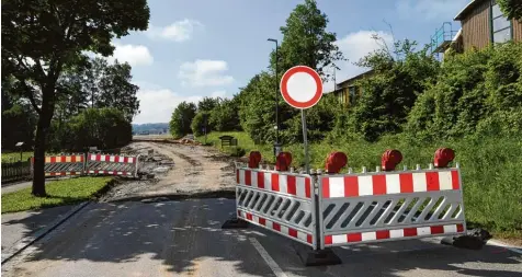  ?? Archivfoto: Marcus Merk ?? Noch ist die gesperrte Straße zwischen Welden und Ehgatten nicht passierbar. Ab September können die Autos dort wahrschein­lich wieder fahren.