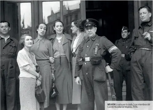  ??  ?? NELKEN (cuarta por la izqda.) con miembros del Comité Mundial de Mujeres, 1936.