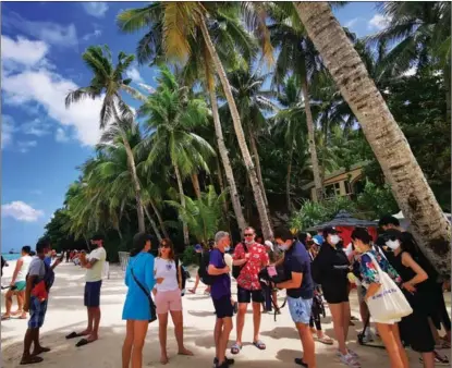  ?? GUAN XIANGDONG / CHINA NEWS SERVICE ?? Tourists on Boracay island, in the Philippine­s, on April 19.