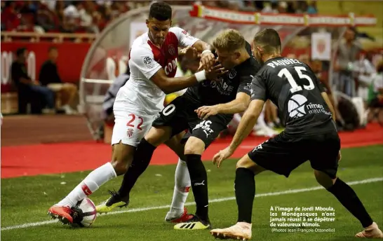  ?? (Photos Jean-François Ottonello) ?? À l’image de Jordi Mboula, les Monégasque­s n’ont jamais réussi à se dépêtrer de valeureux Nîmois.