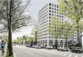  ?? FOTO GVA ?? Een beeld van de Lins Tower op de Italiëlei. Dat is een felbesprok­en project van het voormalige Land Invest. Rob Van de Velde is ervan beschuldig­d het bedrijf te bevoordele­n. Bewijzen daarvan zijn er niet.