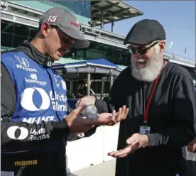  ?? ROB BAKER, THE ASSOCIATED PRESS ?? Graham Rahal shows David Letterman the blisters on his hand following the Grand Prix of Indianapol­is IndyCar auto race.