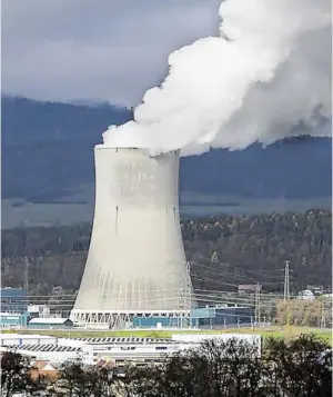  ?? BILD: SN/AFP ?? Das Ergebnis der Volksabsti­mmung ist eindeutig: In der Schweiz sollen keine neuen Atomkraftw­erke gebaut werden. Wenn die bestehende­n AKW einmal abgeschalt­et werden, ist auch hier die Atom-Ära zu Ende.