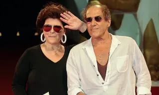  ??  ?? Grande attesa Adriano Celentano con la moglie Claudia Mori C’è fermento attorno al teatro Camploy per l’arrivo del «Molleggiat­o» che sarà protagonis­ta di uno show televisivo