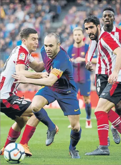  ?? FOTO: PEP MORATA ?? Andrés Iniesta salió en la segunda parte y fue ovacionado. En la imagen, se escapa del marcaje de Raúl García y De Marcos