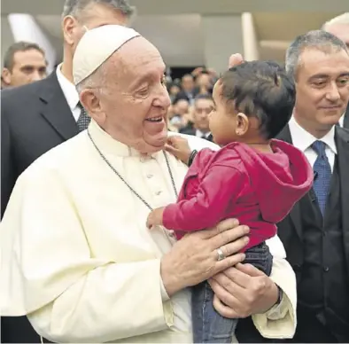  ?? EFE / VATICAN MEDIA ?? El Papa sostiene un niño en brazos durante la Audiencia General del Vatican, celebrada ayer.