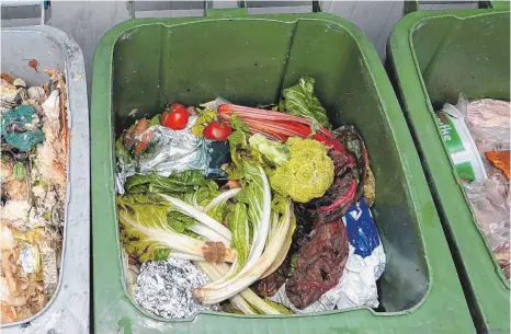 ?? FOTO: ARCHIV ?? Obst-, Gemüse- und andere Lebensmitt­elabfälle können in einer Biogasanla­ge verwertet werden. Das Umweltmini­sterium will den Landkreis Karlsruhe per Anordnung zwingen, die Biotonne flächendec­kend einzuführe­n – das könnte auch dem Kreis Sigmaringe­n blühen.