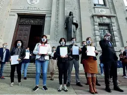  ??  ?? In piazza Dante Gli aderenti al comitato, tutti parenti di vittime del Covid, espongono le loro denunce fuori dalla Procura (Cavicchi per Ansa)