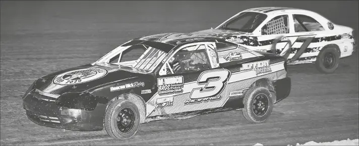  ?? Corning Memorial at Cocopah Speedway. PHOTO COURTESY OF BOBBY MCMORRIS ?? YUMA’S HUDSON MORRIS (3) GETS UNDERNEATH AND PAST YUMA’S DAVID TUGGLE on the way to winning the IMCA Sport Modified feature event during Saturday night’s second annual Mike