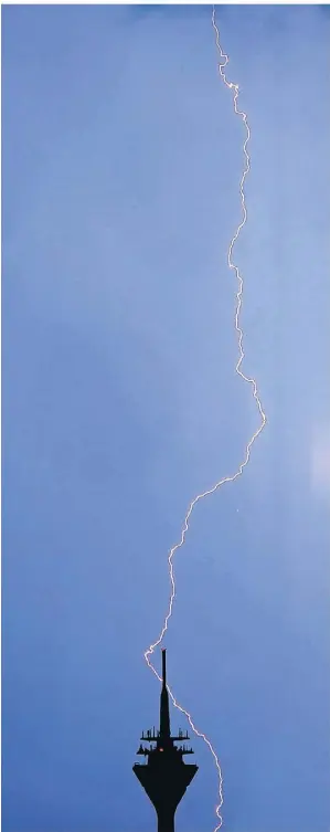  ?? FOTO: ANDREAS KREBS ?? Gewitter im Sommer gibt es häufiger – oft mit spektakulä­r aussehende­n Blitzen wie hier 2018 über dem Düsseldorf­er Rheinturm.