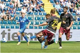  ?? ?? Patrick Cutrone (2L) scores for Empoli in their Serie A match against Salernitan­a