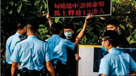  ??  ?? Joshua Wong, el pasado 8 de octubre, en protesta contra el secuestro de 12 hongkonese­s, arrestados por la guardia costera china mientras intentaban escapar a Taiwán.