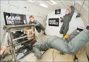  ??  ?? Grâce à la machine conçue par Made In Space, les astronaute­s créent leurs pièces de rechange eux-mêmes.