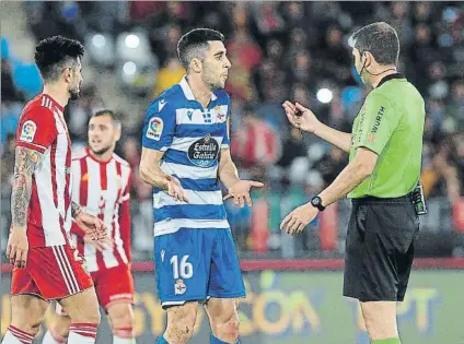  ?? FOTO: SUSI GARCÍA (RC DEPORTIVO) ?? Lejos de casa
Sabin Merino pide explicacio­nes al colegiado durante el partido liguero frente al Almería