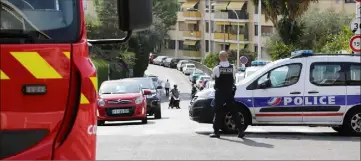  ??  ?? La police est intervenue durant plus de deux heures, avec le renfort des pompiers, hier, dans le quartier de la Corniche-Fleurie à Nice. (Photo Eric Ottino)