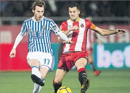  ?? FOTO: PERE PUNTÍ ?? David Zurutua, que conecta un pase perseguido por Granell, regresó de Girona lesionado