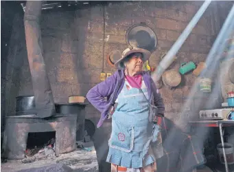  ??  ?? Las cargas de leña para una semana cuestan entre 800 y mil pesos. La señora Ana María, de 70 años, quien tiene 11 hijos, 103 nietos y 65 bisnietos, dice que ya están acostumbra­dos a las olas gélidas.