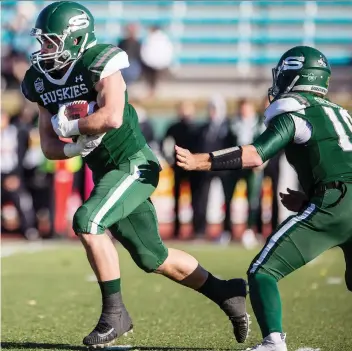  ?? LIAM RICHARDS/FILES ?? University of Saskatchew­an Huskies quarterbac­k Kyle Siemens, right, hands off the ball to running back Tyler Chow this past season. Siemens is a U of S winner for best all-around athlete.