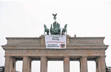  ?? FOTO: PAUL ZINKEN/DPA Helmut Underberg Wesel ?? Die Proteste der Klimaaktiv­isten „Letzte Generation“sind umstritten. Am 9. November hatten sie das Brandenbur­ger Tor in Berlin besetzt.