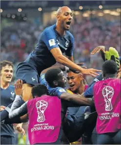  ??  ?? CAMPEÓN. Nzonzi celebra la consecució­n del Mundial.