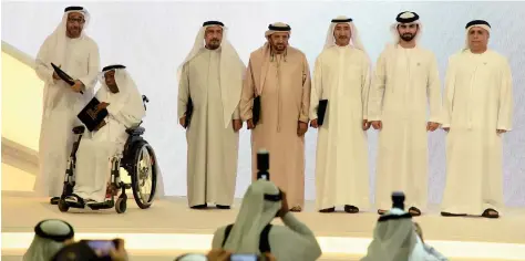  ?? À من المصدر ?? منصور بن محمد خلال تكريم الفائزين في الدورة السابعة.