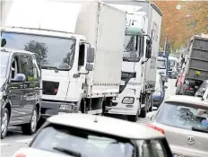  ?? DPA-BILD: DEDERT ?? Laster „verstopfen“bei einem Stau die Straße. Zunehmende­r Verkehr von Nutzfahrze­ugen prägt den Alltag.
