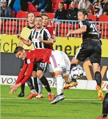 ?? Foto: Roland Geier ?? Die nächste Bauchlandu­ng: Stefan Kutschke und der FC Ingolstadt verloren gestern Abend beim SV Sandhausen mit 0:4 und bleiben Tabellenle­tzter der 2. Bundesliga.
