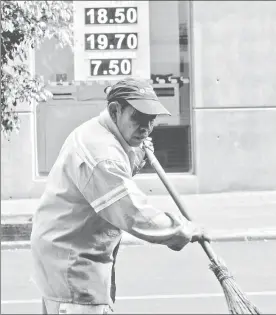  ?? Sa Severiano ?? Trabajador del Gobierno del Distrito Federal frente a un banco que anuncia la cotización del dólar, que alcanzó un máximo de 20.50 pesos ■ Foto María Lui-