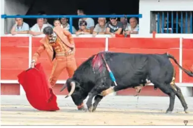  ??  ?? Juan José Padilla toreando con el traje charro típico de México que le regaló Vicente Fernández.